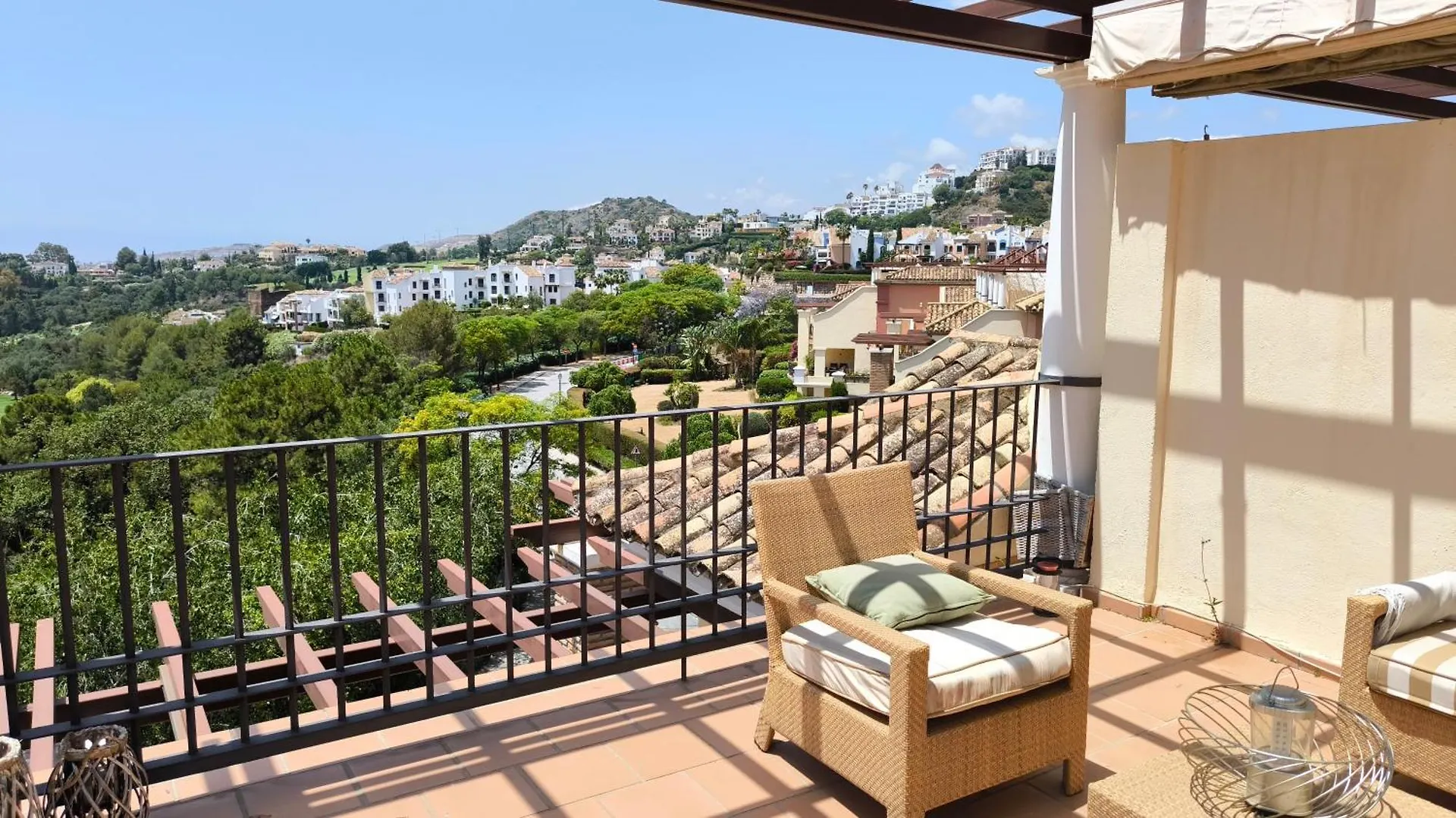 Las Jacarandas Penthouse With Stunning Views & Private Rooftop Benahavis